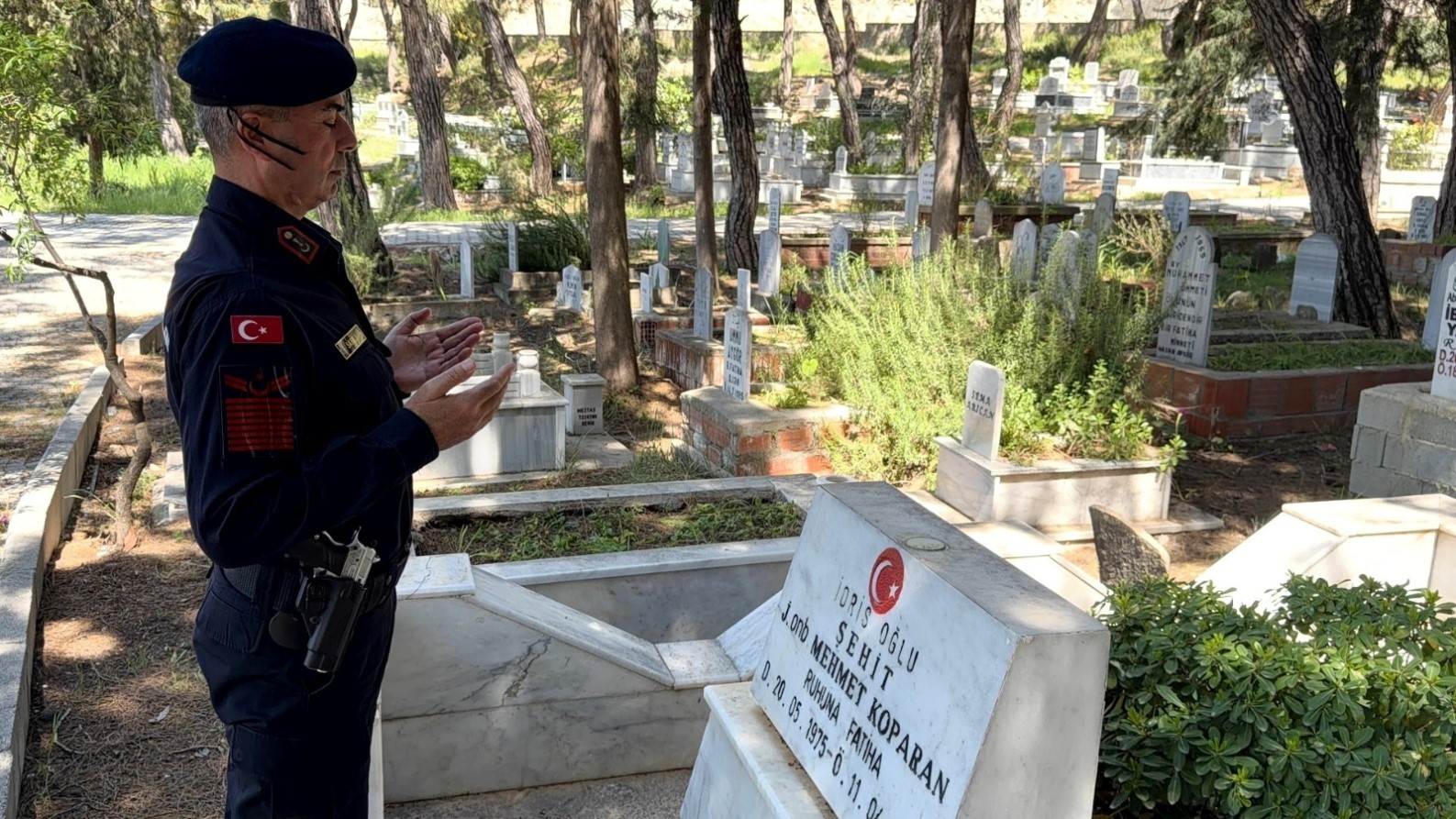 30 yıl önce şehit olan askerin silah arkadaşından şehit annesine duygulandıran ziyaret
