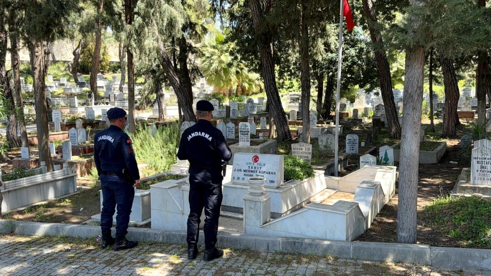30 yıl önce şehit olan askerin silah arkadaşından şehit annesine duygulandıran ziyaret
