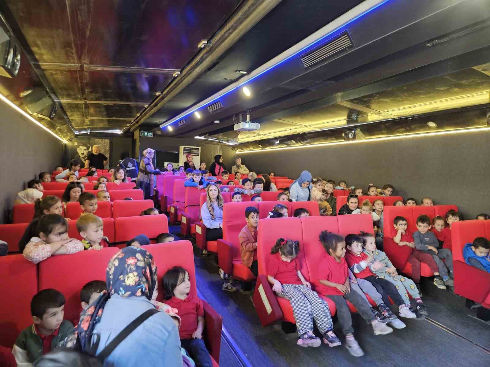 300 öğrenci tırda sinemayla buluştu
