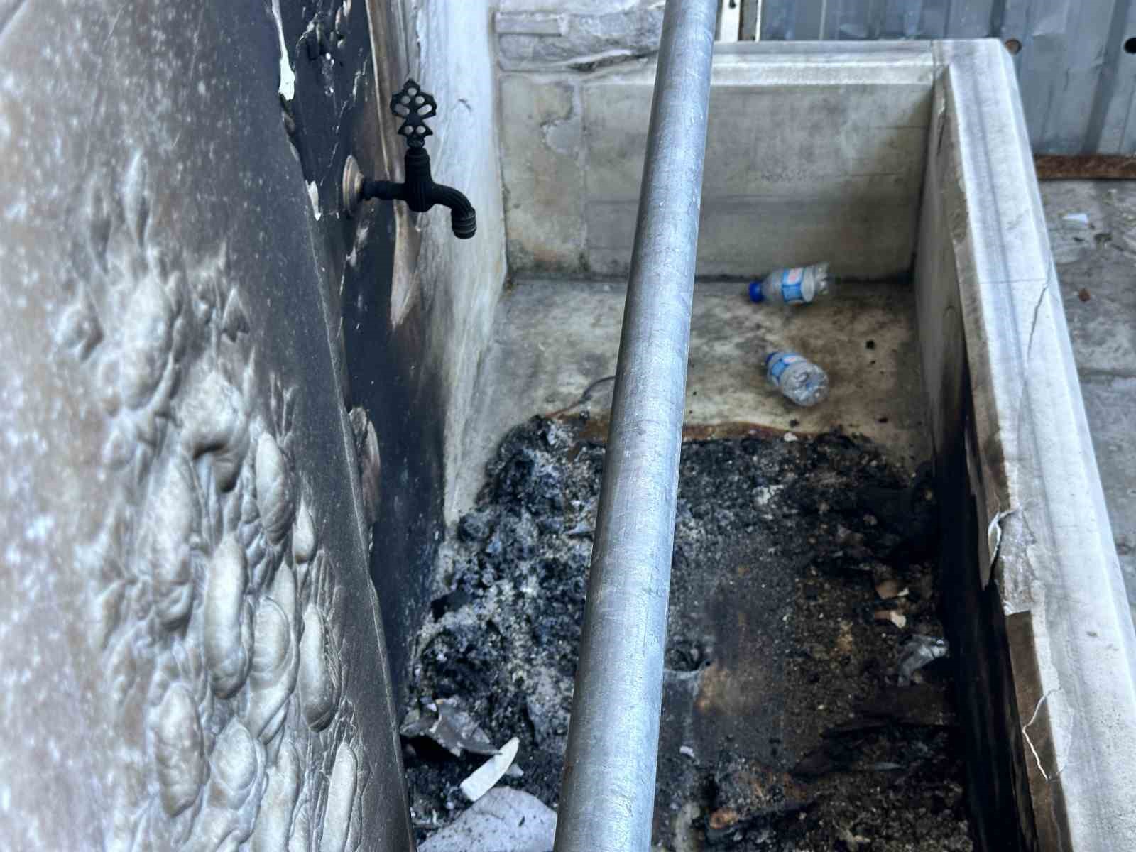 300 yıllık Tophane Çeşmesi ateş yakılması sonucu zarar gördü
