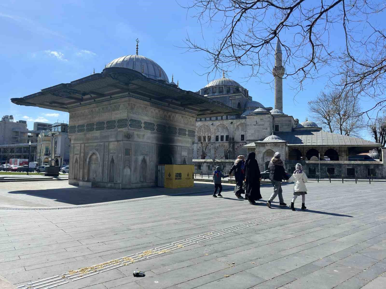 300 yıllık Tophane Çeşmesi ateş yakılması sonucu zarar gördü
