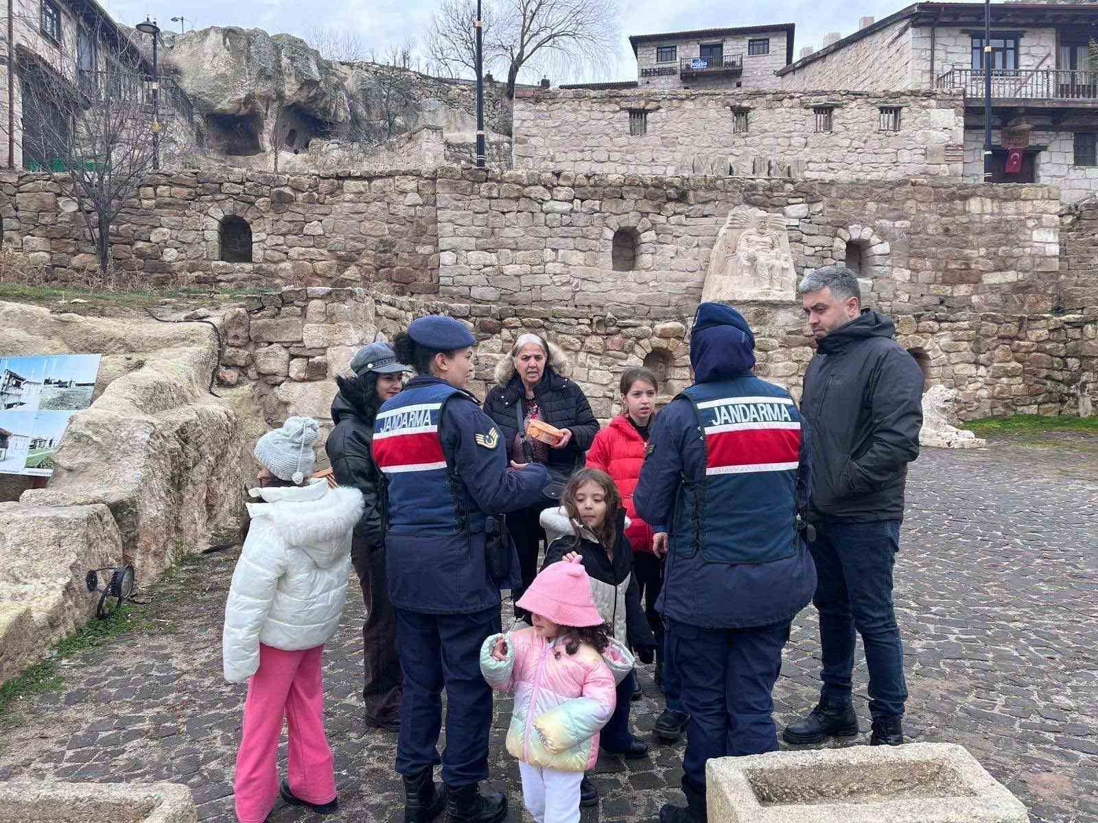 300’e yakın vatandaşa kadına şiddetle mücadele anlatıldı
