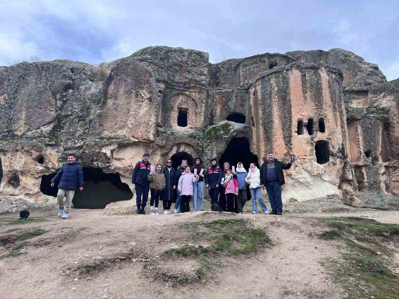 300’e yakın vatandaşa kadına şiddetle mücadele anlatıldı

