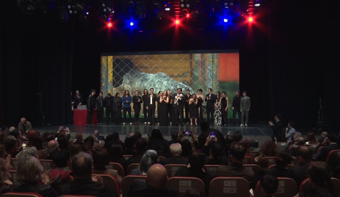 32 sanatçı, sokak hayvanları için tek bir şarkıda buluştu
32 sanatçı, sokak hayvanları için tek bir şarkıda buluştu