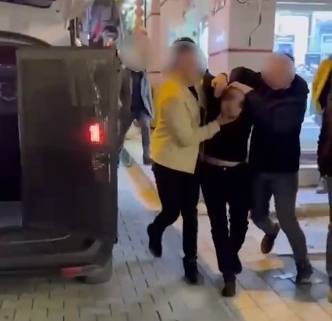 33 yıl hapis cezası bulunan hükümlü Gemlik’te yakalandı
33 yıl hapis cezası bulunan hükümlü Gemlik’te yakalandı