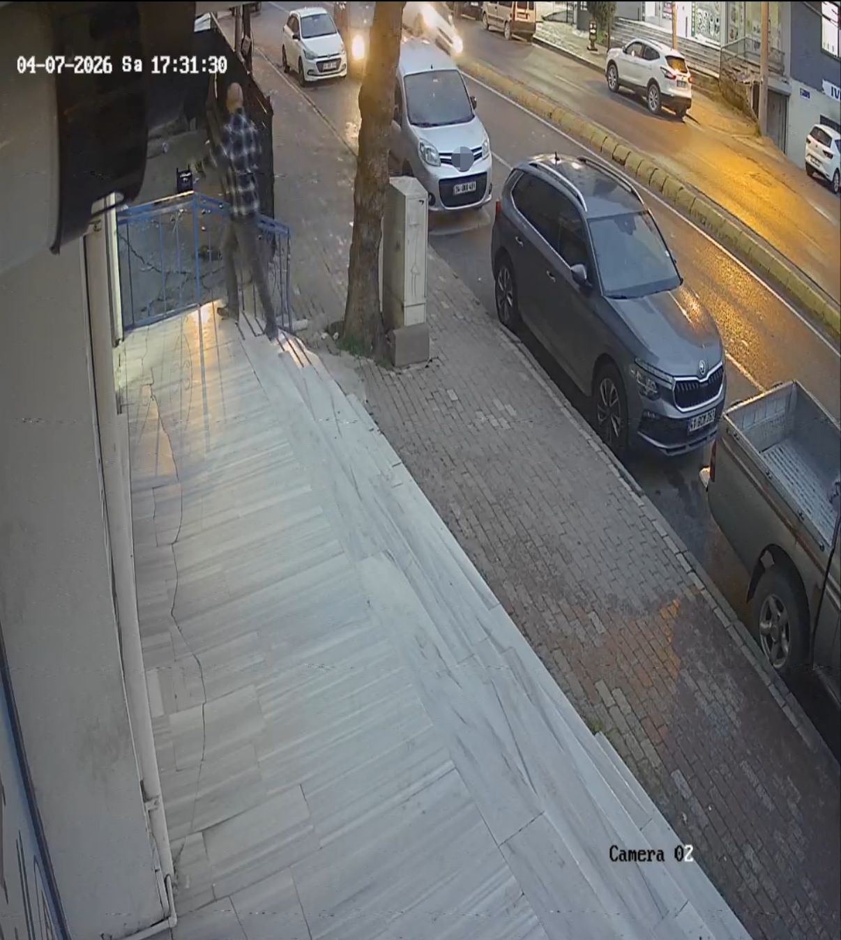 4 araca çarptı, hızını alamayıp markete daldı
