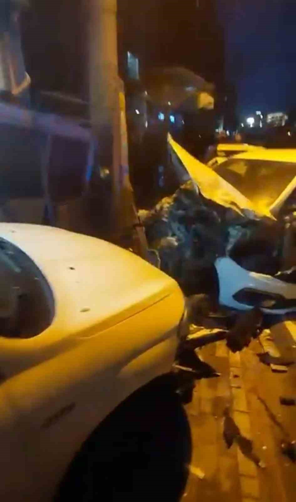 4 araca çarptı, hızını alamayıp markete daldı
