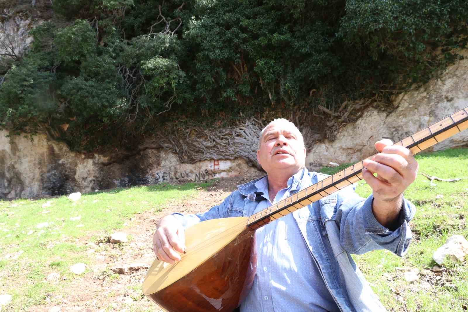 4 bin yıllık sarmaşığın gölgesinde baharı karşıladılar
