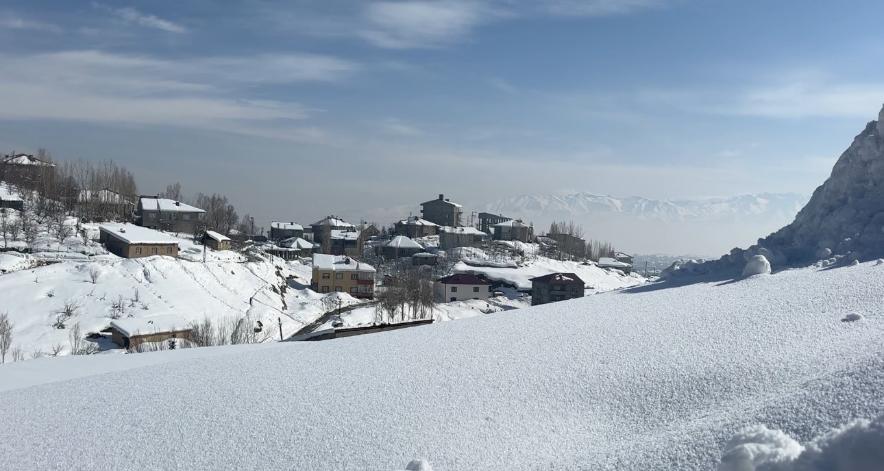 40 kilometre arayla iki mevsim: Yüksekova’da kar, Esendere’de bahar mesaisi
