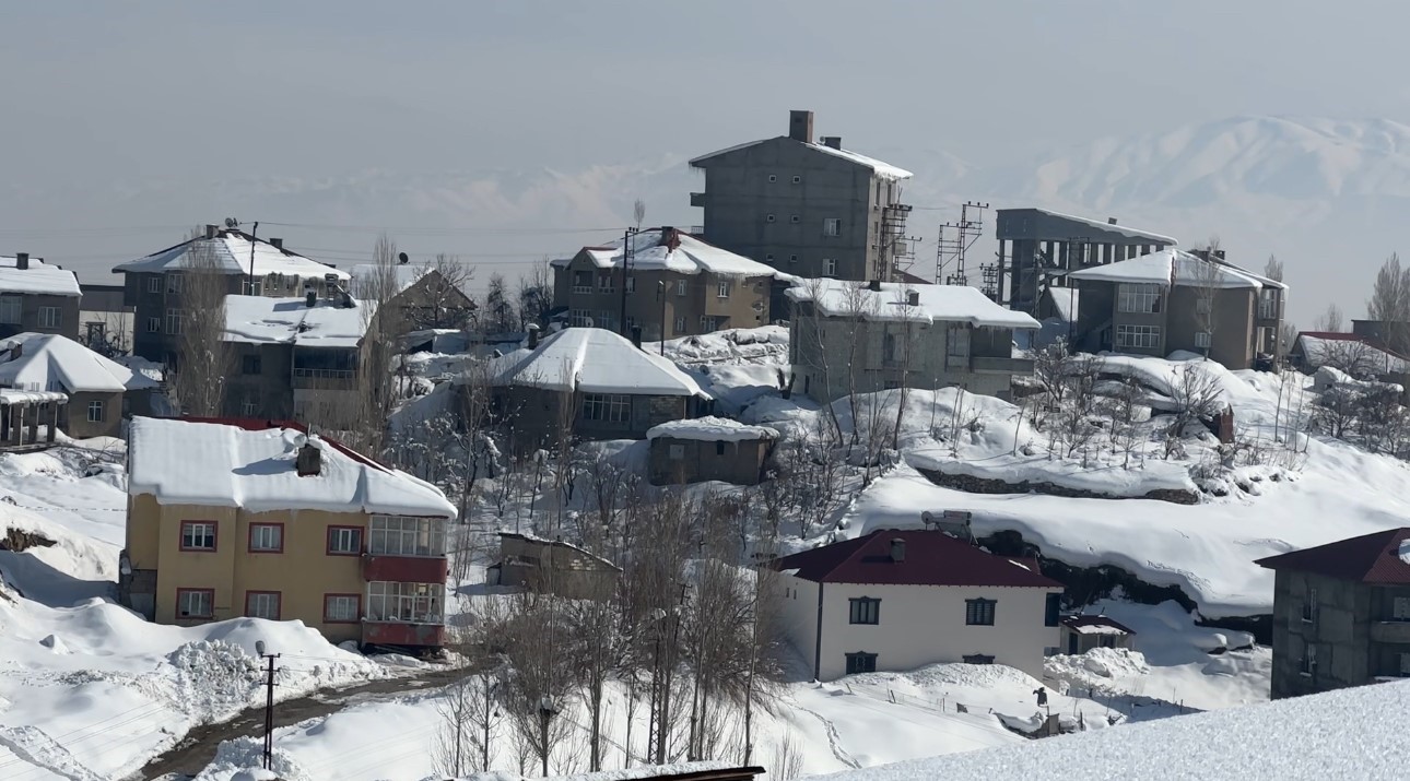 40 kilometre arayla iki mevsim: Yüksekova’da kar, Esendere’de bahar mesaisi
