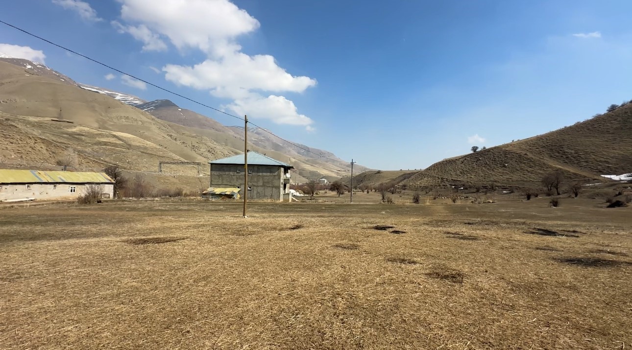 40 kilometre arayla iki mevsim: Yüksekova’da kar, Esendere’de bahar mesaisi
