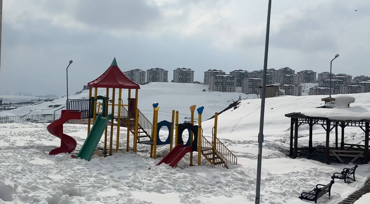 40 kilometre arayla iki mevsim: Yüksekova’da kar, Esendere’de bahar mesaisi
