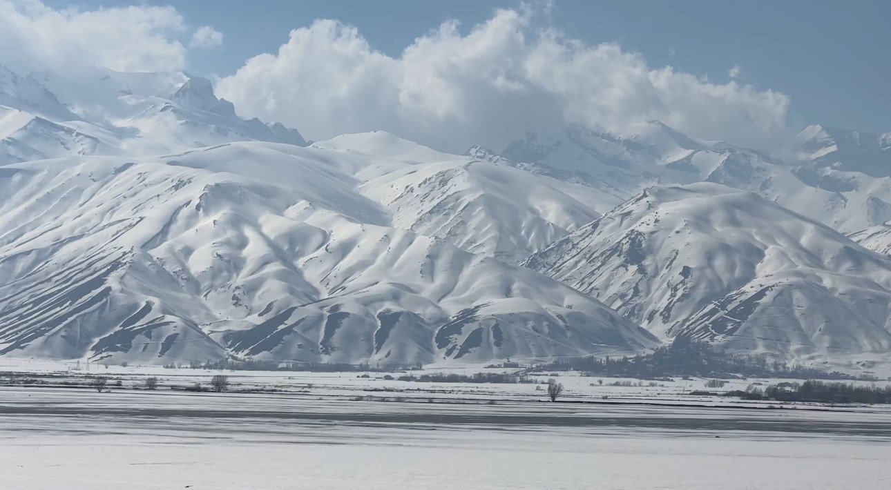40 kilometre arayla iki mevsim: Yüksekova’da kar, Esendere’de bahar mesaisi
