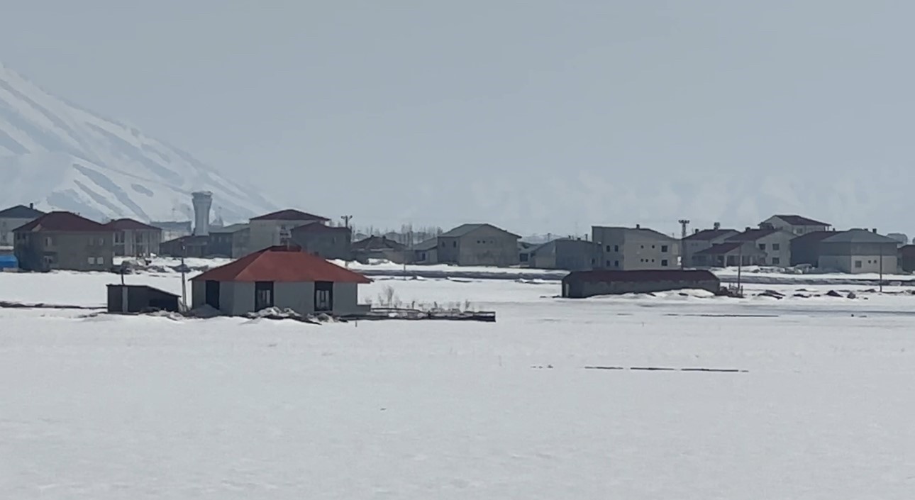 40 kilometre arayla iki mevsim: Yüksekova’da kar, Esendere’de bahar mesaisi
