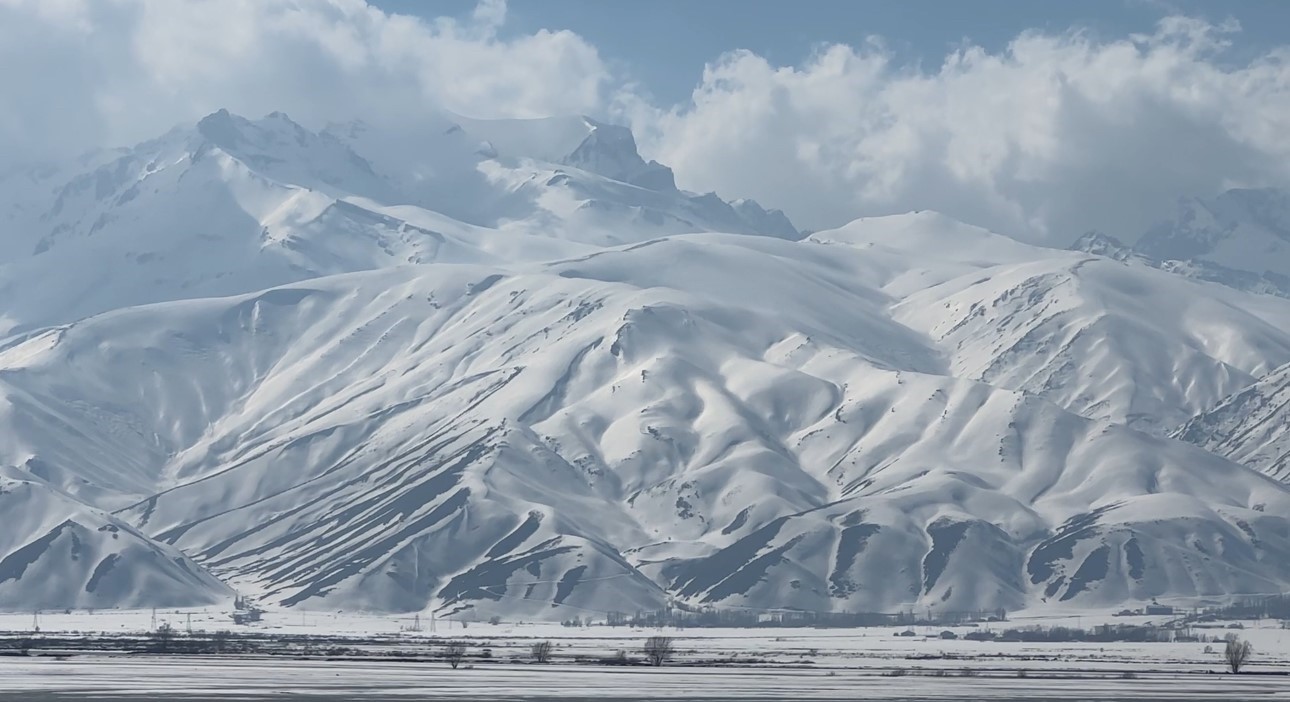 40 kilometre arayla iki mevsim: Yüksekova’da kar, Esendere’de bahar mesaisi
