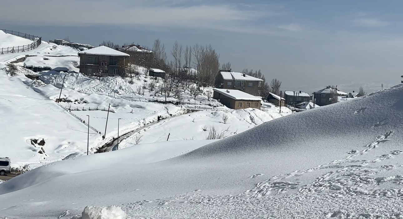 40 kilometre arayla iki mevsim: Yüksekova’da kar, Esendere’de bahar mesaisi
