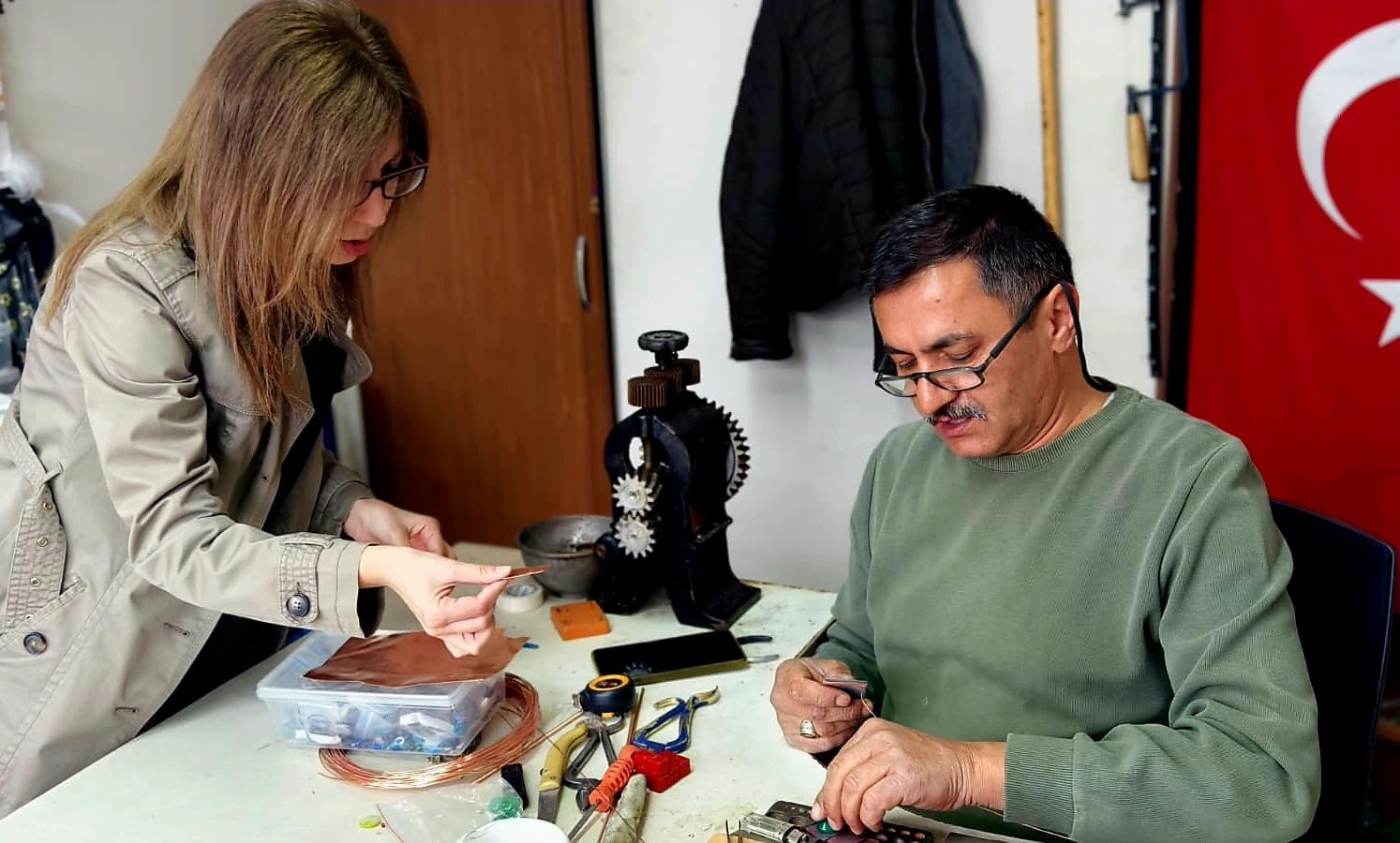 40 yıldır altın, gümüş ve bakıra ateşle şekil veriyor
