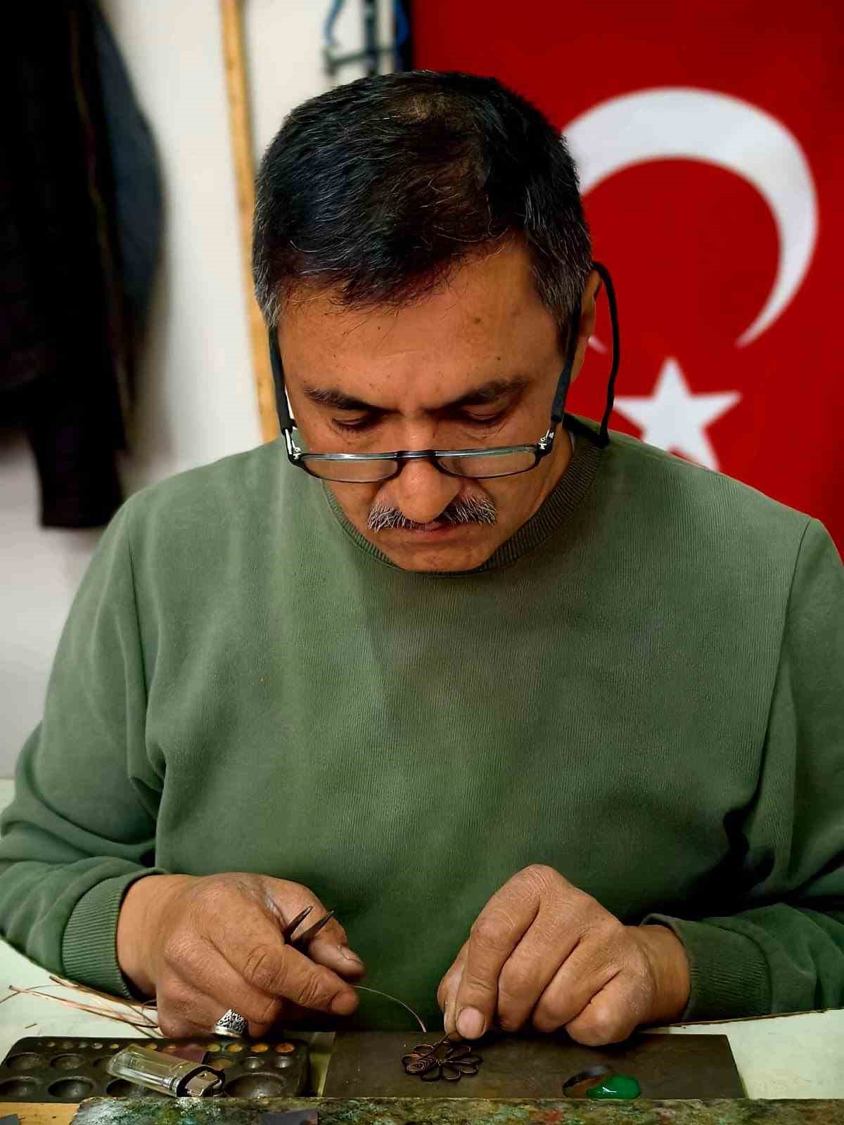 40 yıldır altın, gümüş ve bakıra ateşle şekil veriyor
