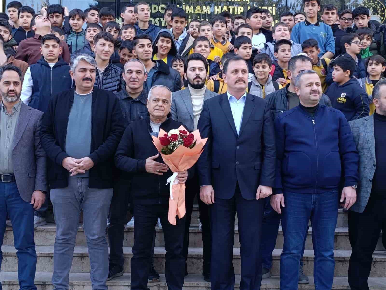 40 yıllık öğretmen duygusal törenle emekliye uğurlandı
