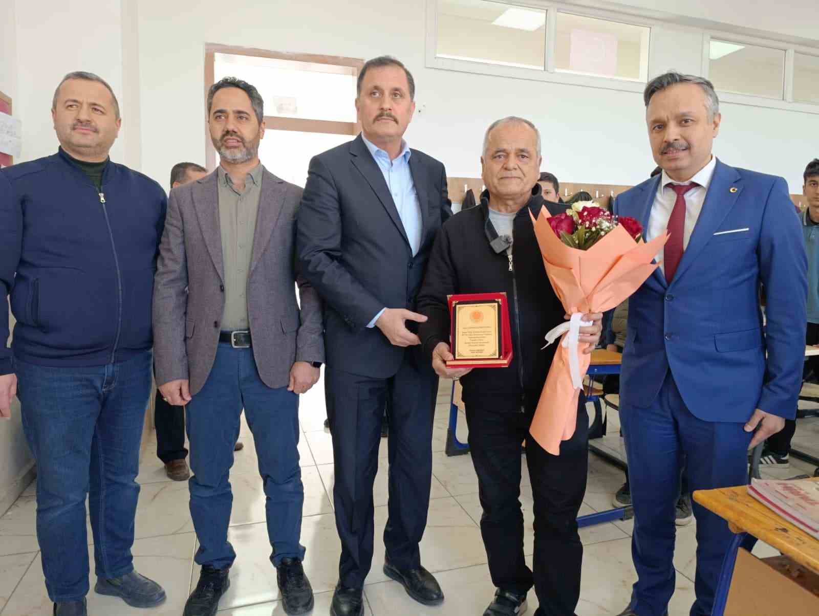 40 yıllık öğretmen duygusal törenle emekliye uğurlandı
