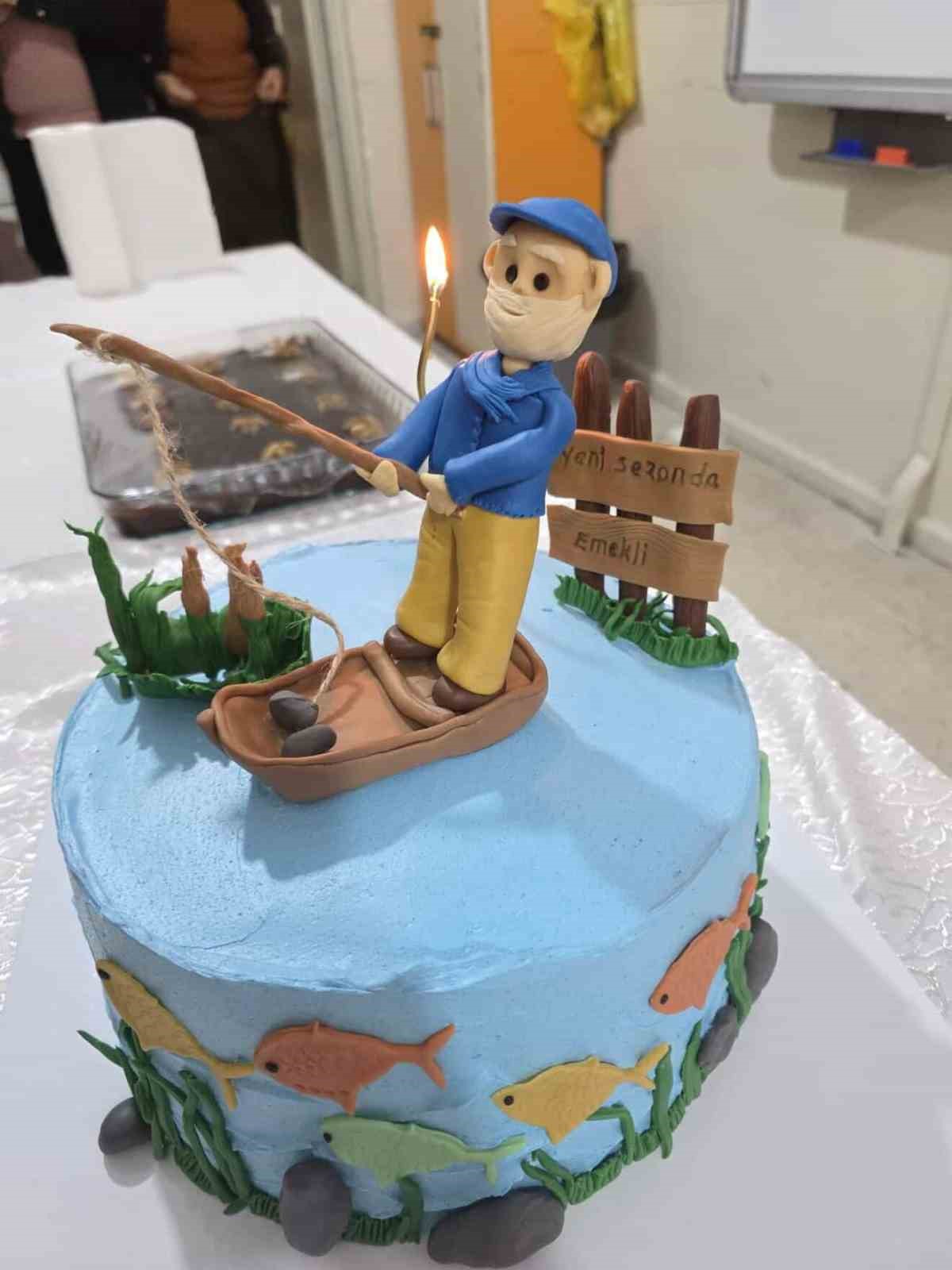 40 yıllık öğretmenlik hayatını güllerle uğurlanarak noktaladı
