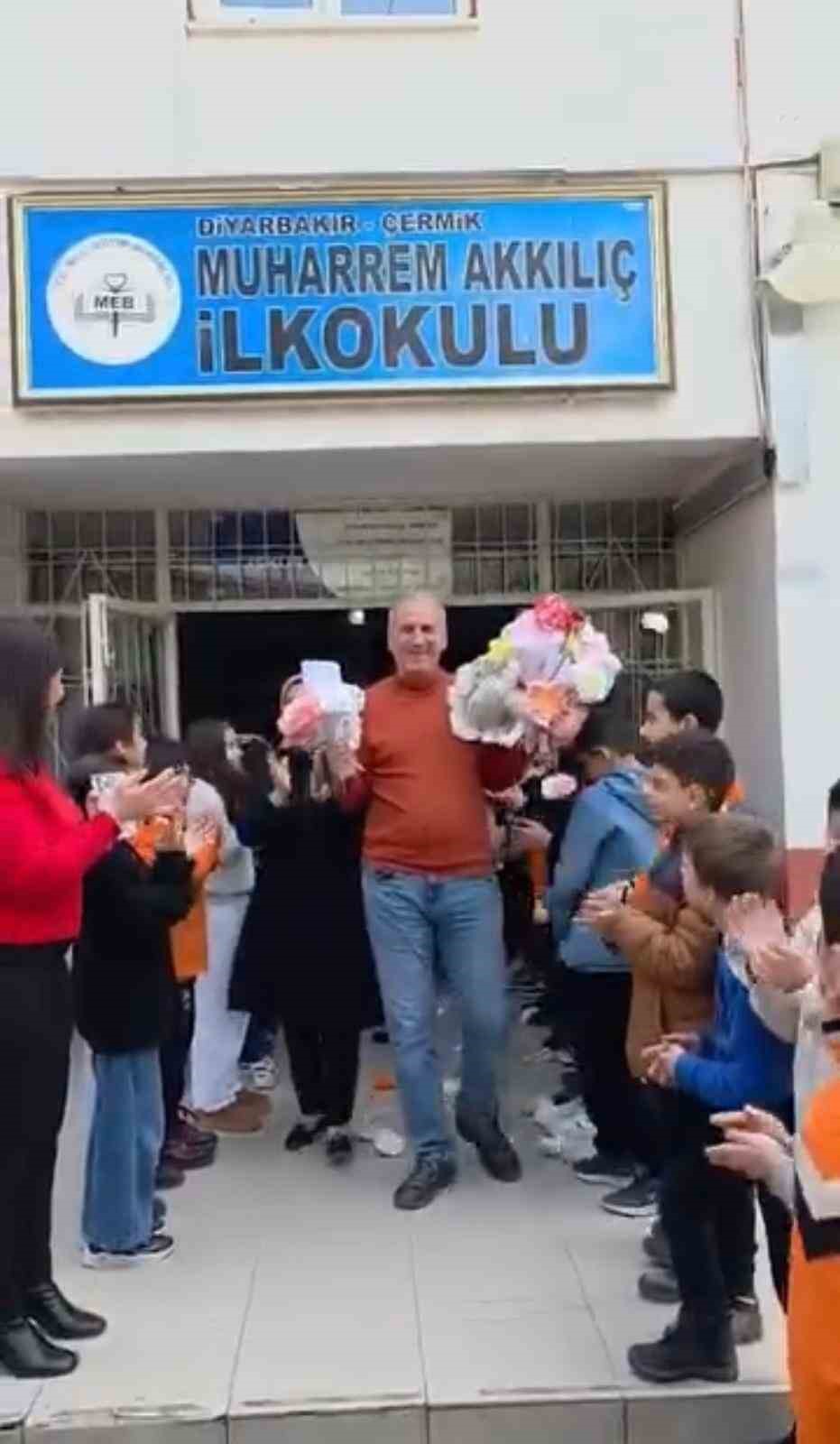 40 yıllık öğretmenlik hayatını güllerle uğurlanarak noktaladı

