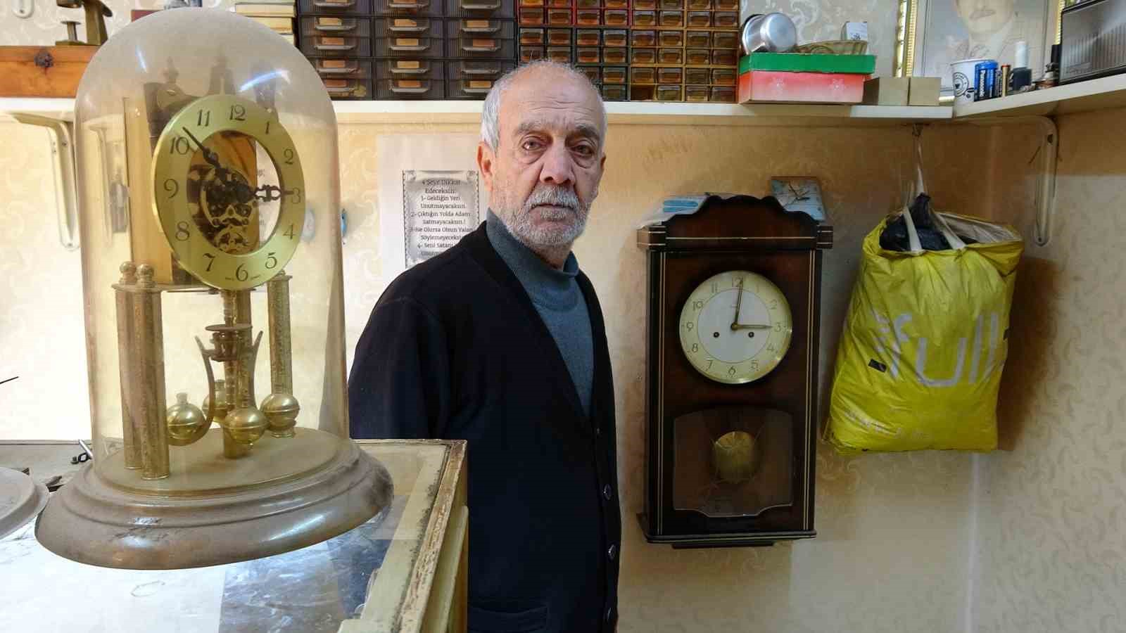 41 yıllık saat ustası 54 yıldır antika saatleri onarıyor
