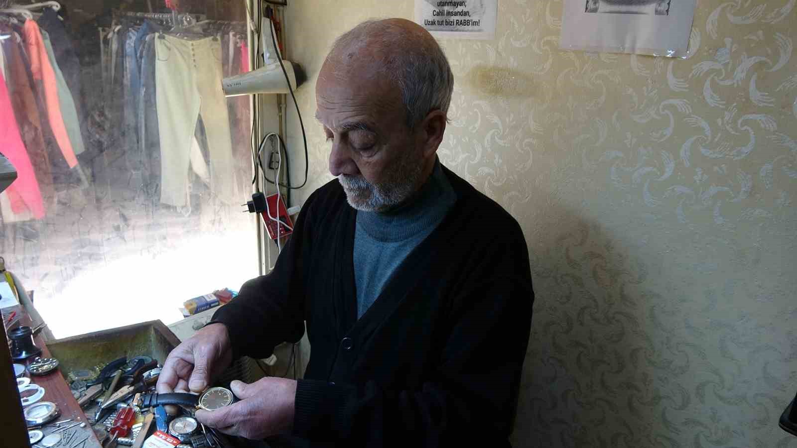 41 yıllık saat ustası 54 yıldır antika saatleri onarıyor
