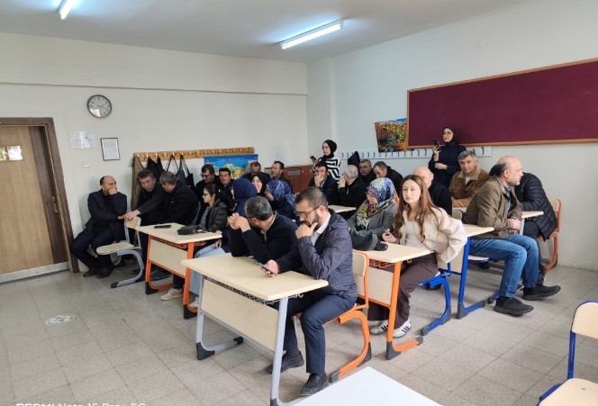 42 yıl 7 ay sonra emekli oldu: Son dersine yıllar önce mezun ettiği öğrencileri katıldı
