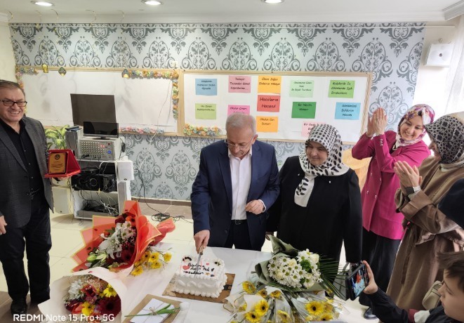 42 yıl 7 ay sonra emekli oldu: Son dersine yıllar önce mezun ettiği öğrencileri katıldı
