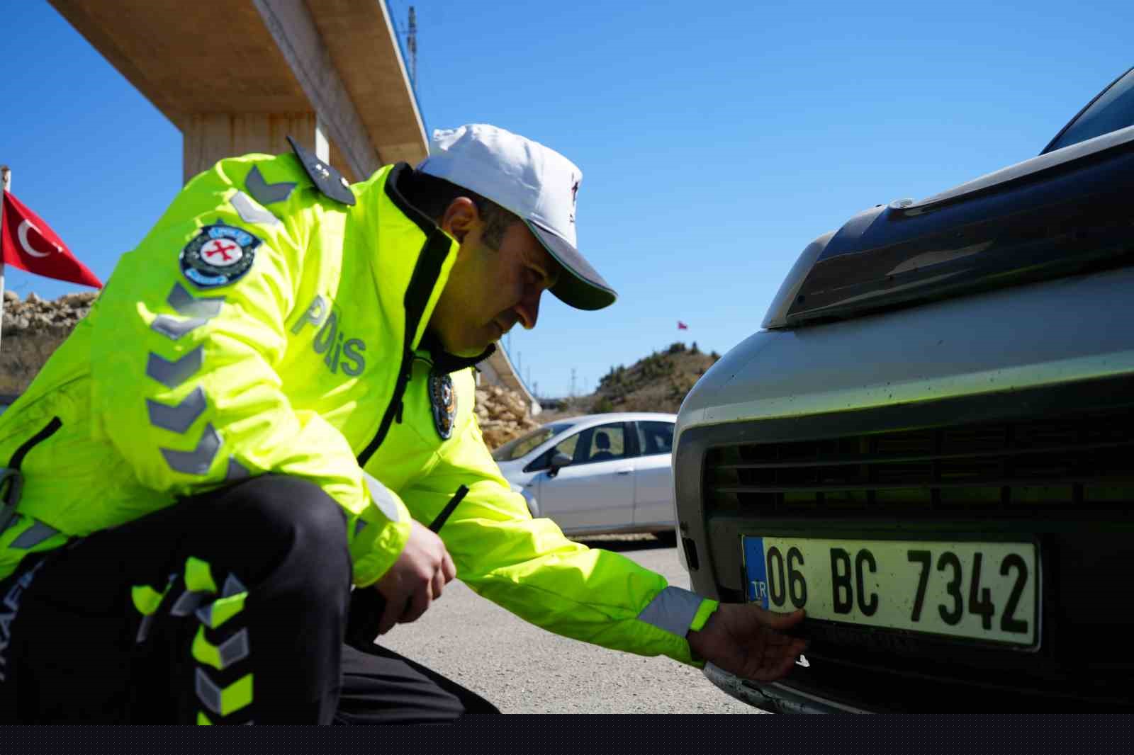 43 ilin geçiş güzergahında APP plakalı araçlar durduruldu: Sürücülere uyarı yapıldı

