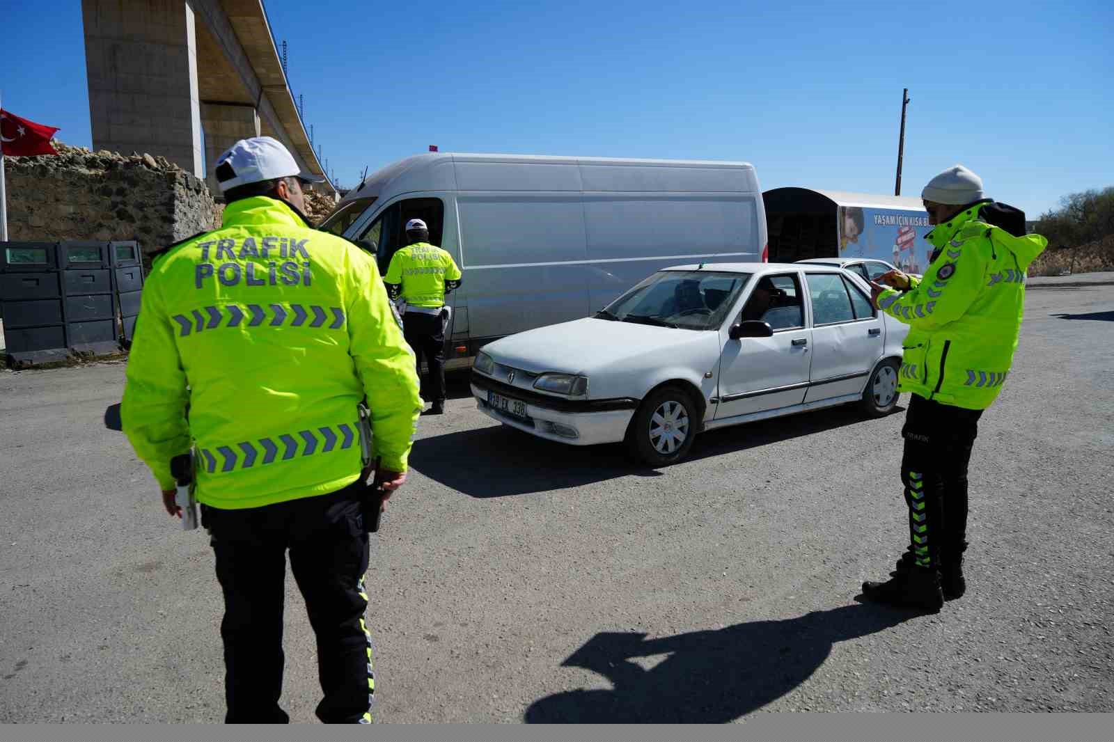 43 ilin geçiş güzergahında APP plakalı araçlar durduruldu: Sürücülere uyarı yapıldı
