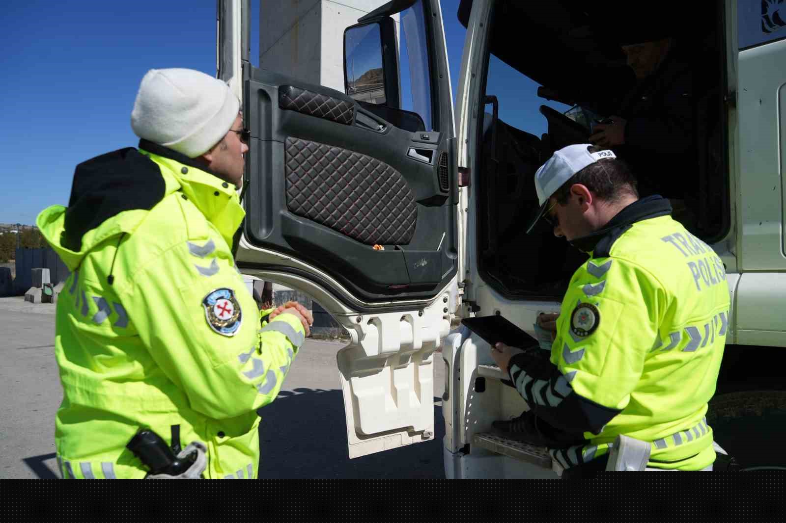 43 ilin geçiş güzergahında APP plakalı araçlar durduruldu: Sürücülere uyarı yapıldı
