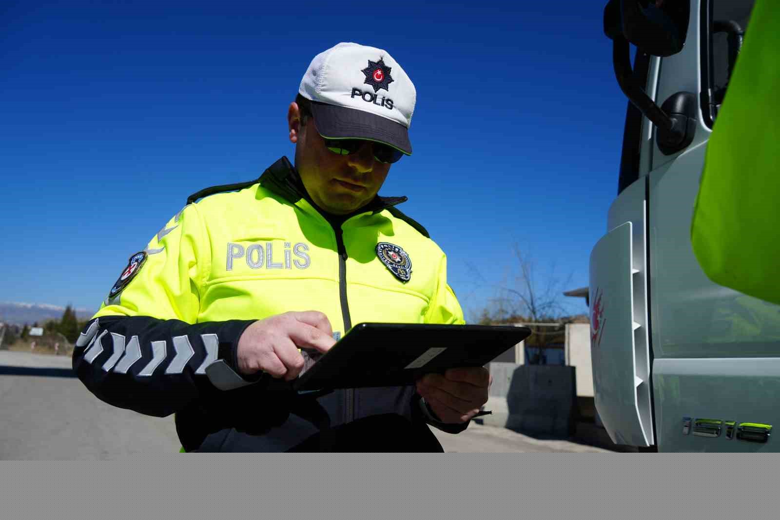 43 ilin geçiş güzergahında APP plakalı araçlar durduruldu: Sürücülere uyarı yapıldı
