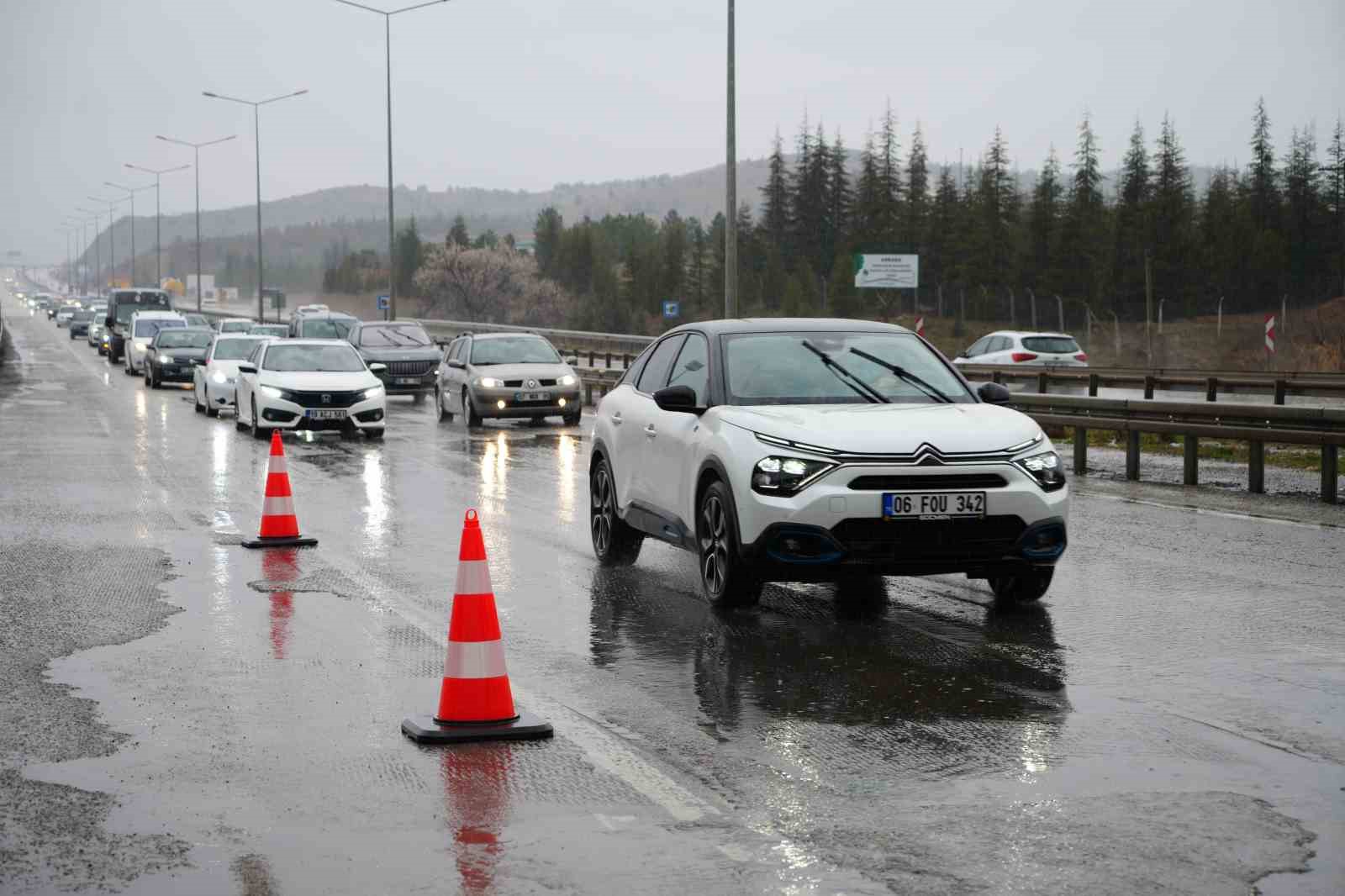 43 ilin geçiş güzergahında arife günü trafik yoğunluğu arttı: Validen sürücülere "kurallara uyun" çağrısı

