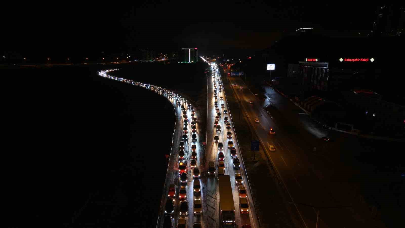 43 ilin geçiş noktasında tatilcilerin dönüş yolculuğu sürüyor: Araç kuyruğu 40 kilometreyi aştı
