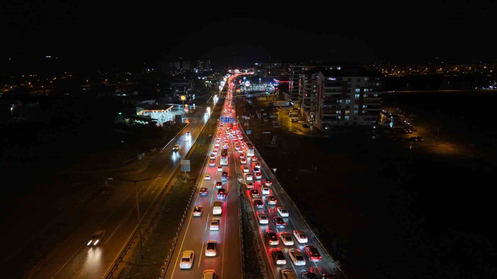 43 ilin geçiş noktasında tatilcilerin dönüş yolculuğu sürüyor: Araç kuyruğu 40 kilometreyi aştı
