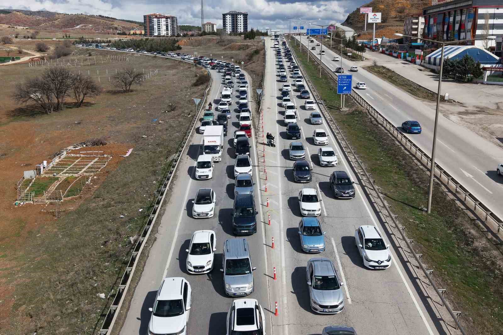 43 ilin geçiş noktasında yoğun trafik: Kilometrelerce araç kuyruğu havadan görüntülendi
