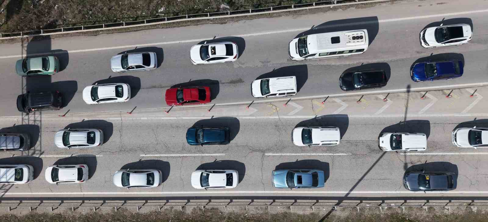 43 ilin geçiş noktasında yoğun trafik: Kilometrelerce araç kuyruğu havadan görüntülendi
