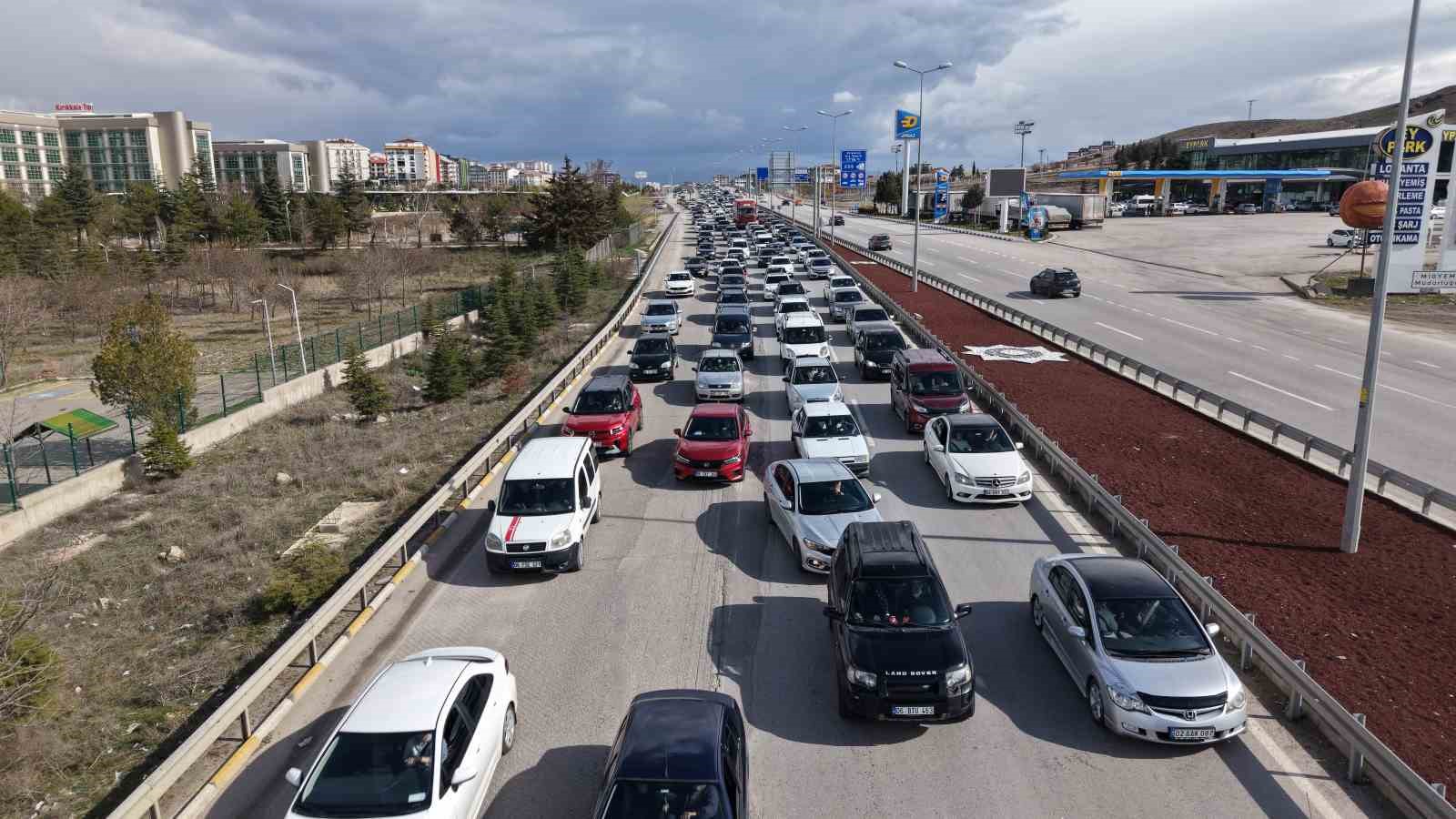 43 ilin geçiş noktasında yoğun trafik: Kilometrelerce araç kuyruğu havadan görüntülendi
