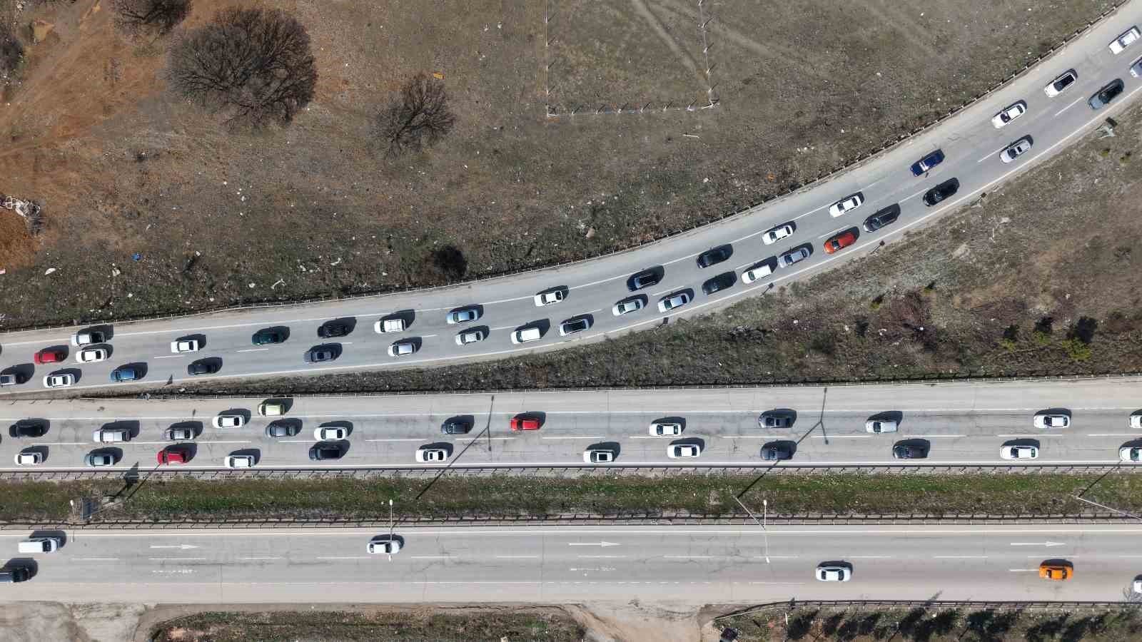 43 ilin geçiş noktasında yoğun trafik: Kilometrelerce araç kuyruğu havadan görüntülendi
