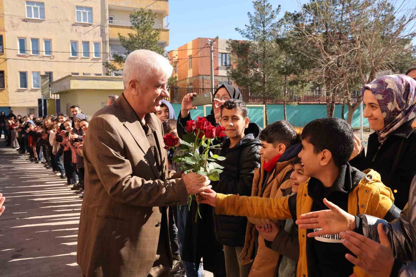 43 yılda yüzlerce öğrenci yetiştirdi, çiçek ve alkışlarla emekli oldu

