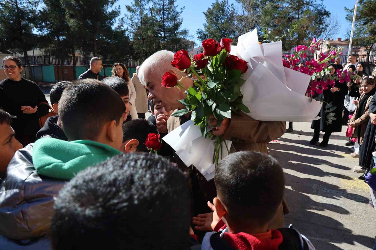 43 yılda yüzlerce öğrenci yetiştirdi, çiçek ve alkışlarla emekli oldu
