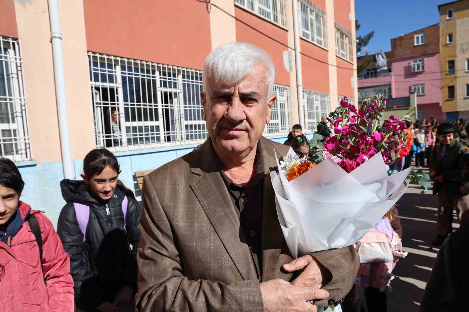 43 yılda yüzlerce öğrenci yetiştirdi, çiçek ve alkışlarla emekli oldu
