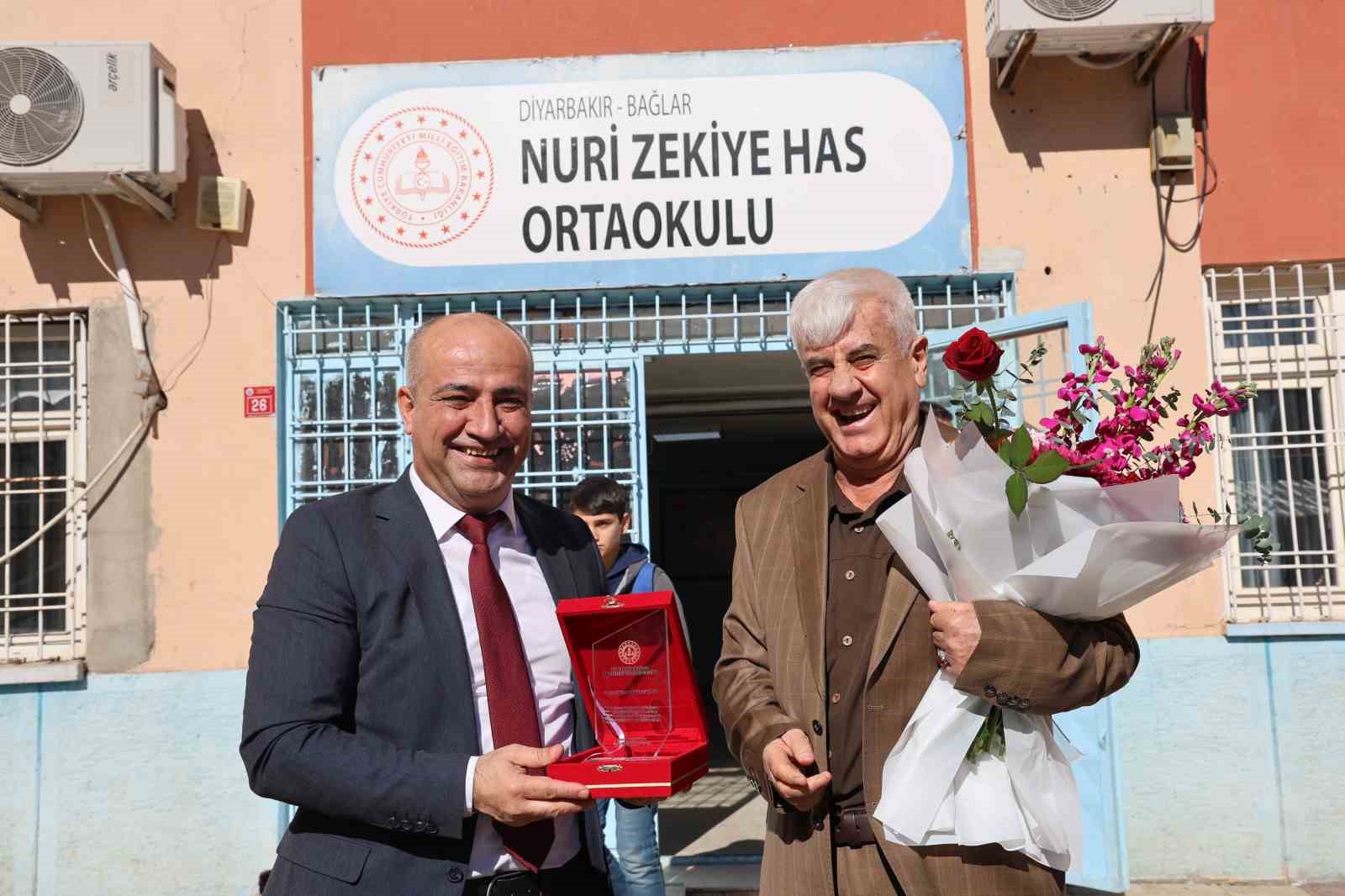 43 yılda yüzlerce öğrenci yetiştirdi, çiçek ve alkışlarla emekli oldu
