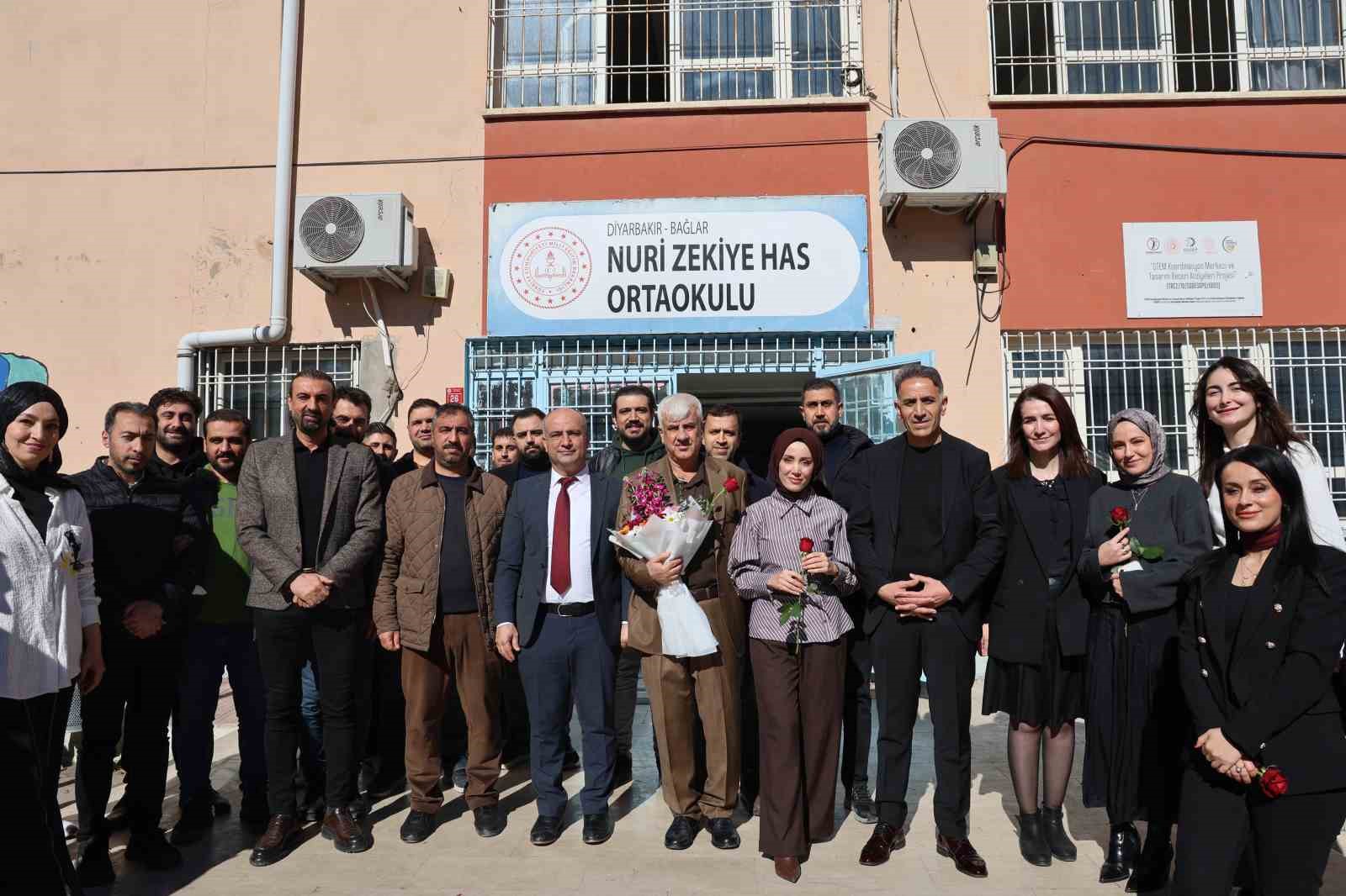 43 yılda yüzlerce öğrenci yetiştirdi, çiçek ve alkışlarla emekli oldu
