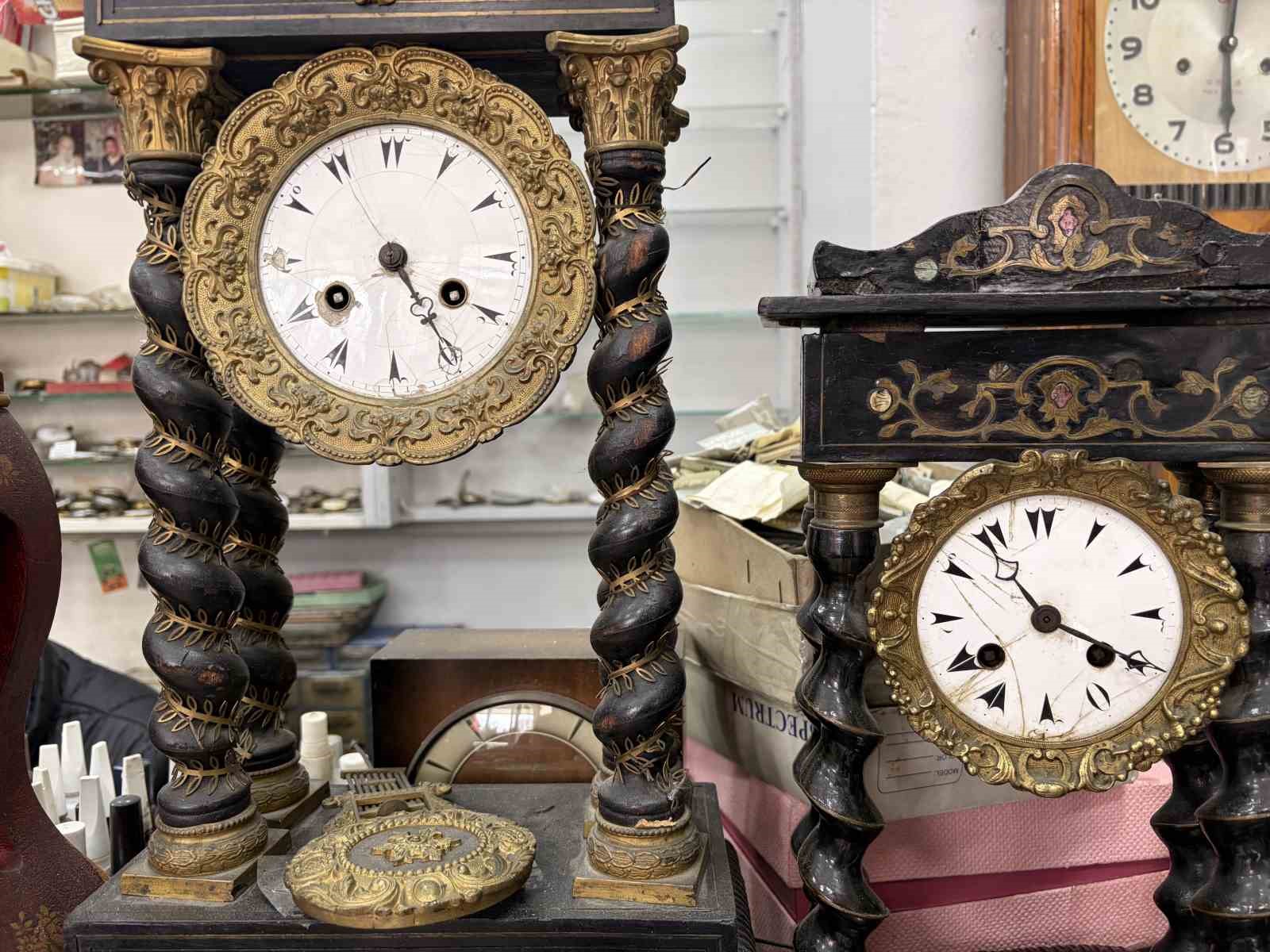 44 yıldır tarihi saatlere ince ayar veriyor
