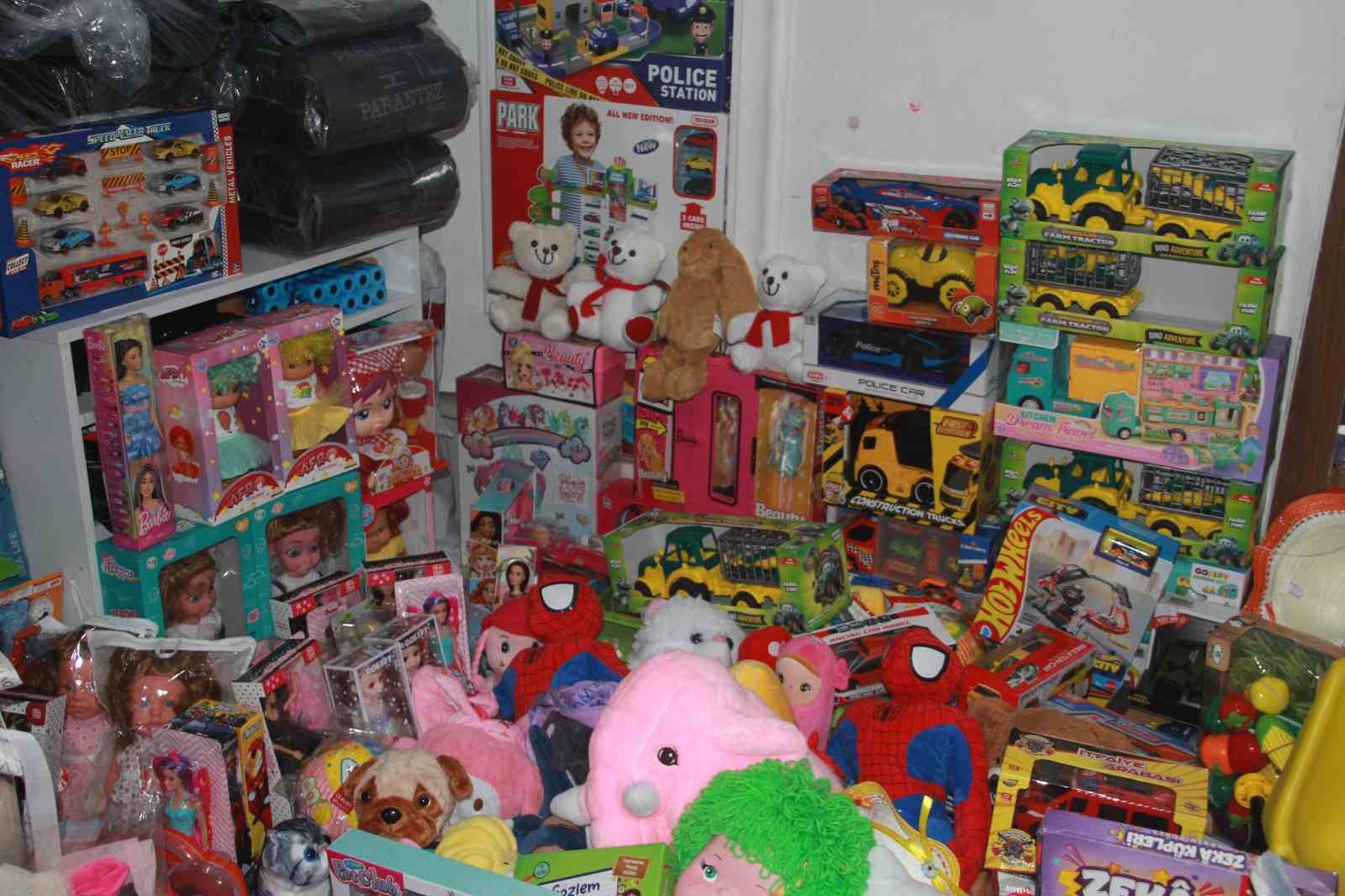 44’üncü yaş gününde hediye yerine oyuncak istedi: Oda dolusu oyuncak ile sevgi evlerindeki çocukları mutlu edecek
