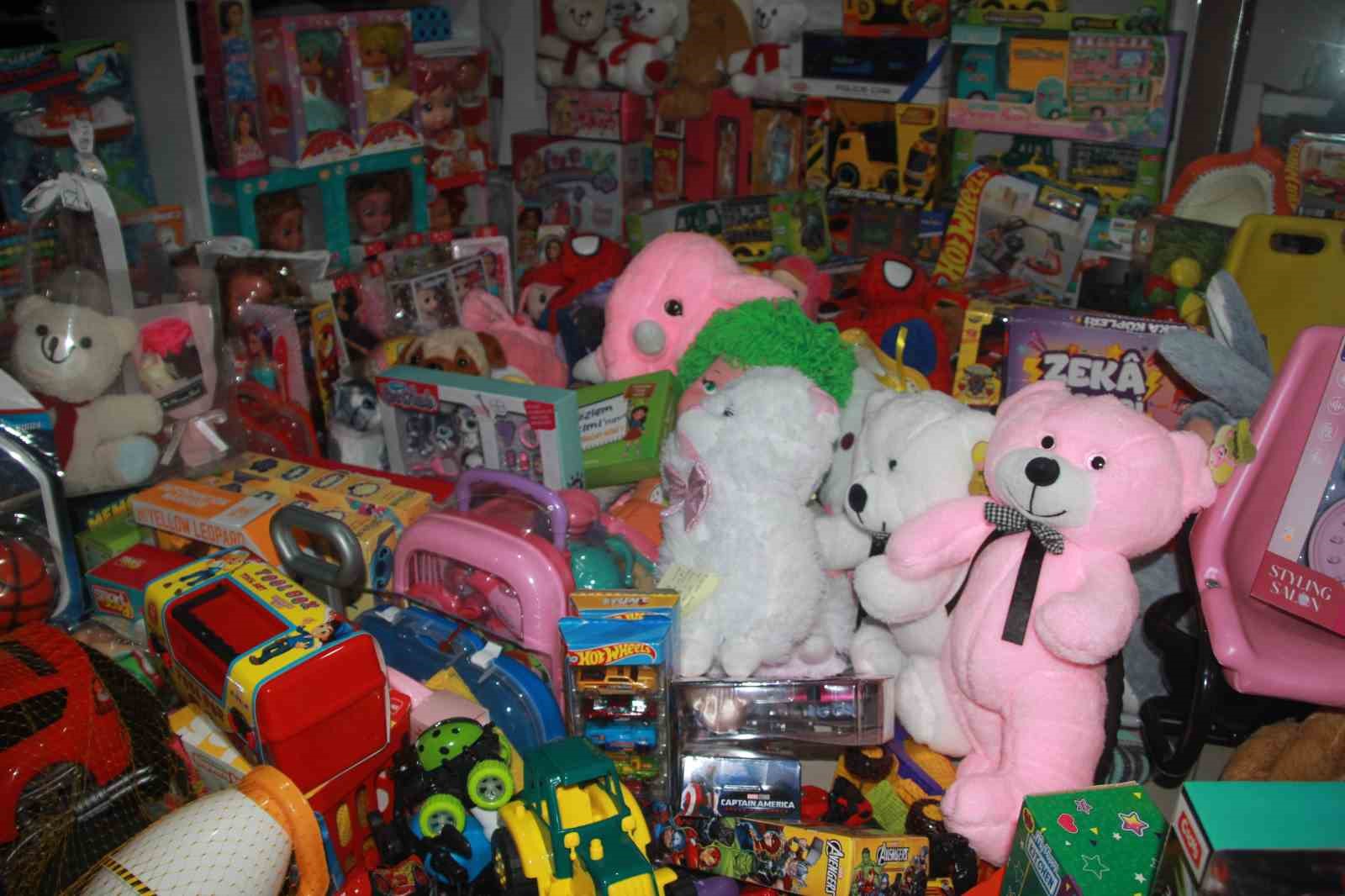 44’üncü yaş gününde hediye yerine oyuncak istedi: Oda dolusu oyuncak ile sevgi evlerindeki çocukları mutlu edecek
