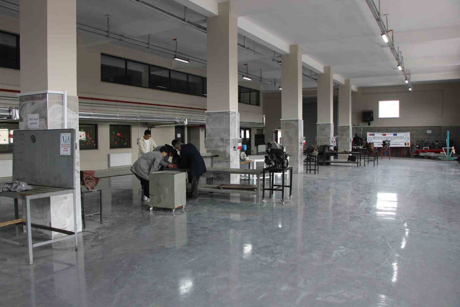 45 yaşında polislikten ayrılıp öğretmen oldu, emekliliğini 20 yıl uzattı
